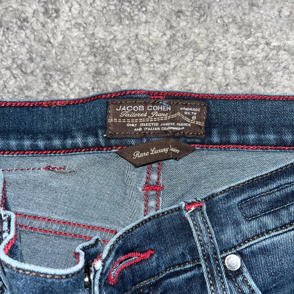 Blå jeans från Jacob Cohen med röda sömmar - 2