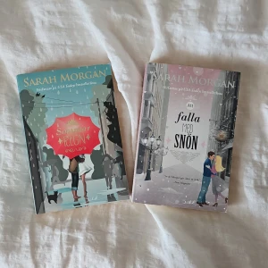 Sommarregn & Att falla med snön av Sarah Morgan - Två romantiska pocketböcker av Sarah Morgan: 'Sommarregn' med blått omslag och illustration av ett par under ett paraply, samt 'Att falla med snön' med rosa omslag och ett par i vintermiljö. Perfekta för dig som gillar feelgood och kärlek.