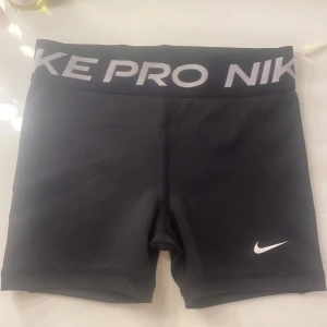 Svarta Nike pro shorts - Snygga svarta nike pro shorts i ett super skönt material, shortsen är aldrig använda, storleken är unisex junior m men en xxs eller xs kan ha dom då dom är stretchiga!