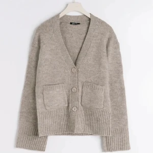 Beige stickad kofta med fickor - Jätte fin populär cardigan tröja från Gina tricot. Väldigt bra omhändertagen, köpt för 400. Hör gärna av er vid intresse, är inte intresserad av oseriösa köpare☺️