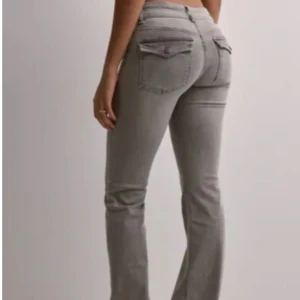 Grå jeans från Nelly - Säljer mina grå bootcut jeans från Nelly 💓I väldigt bra skick!! 