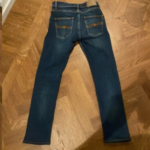 Mörkblå jeansbyxor från Nudie Jeans - Säljer ett par mörkblå jeans från Nudie Jeans, kvitto ifrån NK finns och Tags fast avklippta. Om du har några funderingar fråga gärna !🤗W29L32
