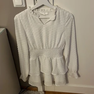 Vit söt volang klänning - Använd en gång säljer pga att den e för liten