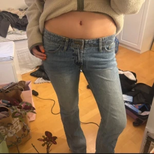 Blå bootcut jeans - Jeans med liten slits där nere. I storlek S. Säljer för de inte passade mig. Från brandy Melville. Dragkedjan är lite trög men funkar.