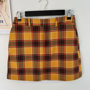 Gulrutig minikjol - Gulrutig kjol från Urban Outfitters i sann Clueless-anda. Knappt använd då den var lite för liten redan när jag köpte den ☀️