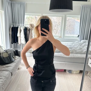 Svart topp Zara - Så snygg topp från Zara i storlek S. Helt oanvänd! Lappen råkade åka av när jag provade den men den är som sagt i perfekt skick!