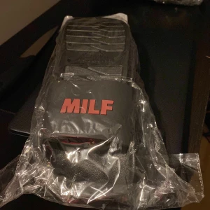 Revenite 'MILF HUNTER' tofflor  - Helt nya milf hunter tofflor från revenite som inte går att köpa längre. Finns i storlekar 41,42,43,45