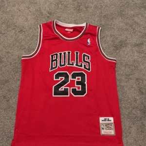 Michell ness Michael Jordan Bulls jersey - Säljer en Mitchell ness Chicago Bulls Michael Jordan jersey i storlek xl men sitter mer som en L perfekt för dig som är intresserad i basket eller kanske vill använda som inredning.