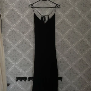 Svart långklänning från Lindex. Oanvänd - Säljer en svart långklänning från Lindex, helt oanvänd!