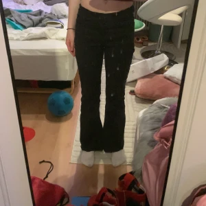 Svarta bootcut jeans - Svarta jeans med bootcut-passform och normal midja. Klassisk femficksmodell med knapp och dragkedja framtill. Perfekta för en stilren och enkel look. I storleken .134-140. Byxorna är från Lindex och är använda typ 2-3 gånger. Om ni inte är nöjda med priset så kan vi såklart prata om det💕