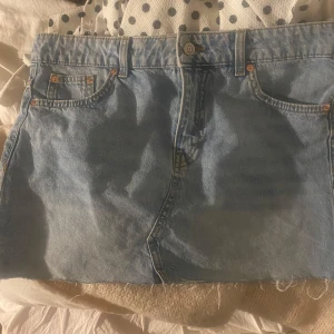 Jeans kjol💘 - Säljer min as snygga jeans kjol ifrån hm i storlek 38, har inte haft den så länga men har växt ut den så säljer därför den❤️ kontakta mig vid intresse