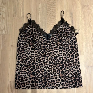 Leopard linne🐆  - Jätte vackert linne från NA-KD, köpt på vinted. Inget fel på den, passar bara inte mig🖤Kontakta bara om du har frågor eller så, kan (kanske) fixa bild med den på om det behövs. 