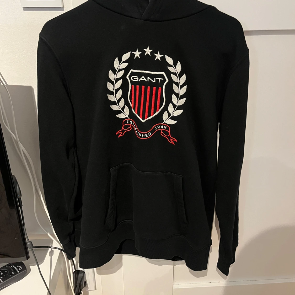 Svart hoodie från GANT med broderad logga