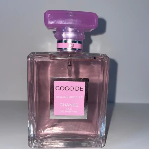 Chanel parfym (Coco De Mademoiselle Chance Eau de Parfum) - En oanvänd Chanel Coco De Mademoiselle Chance Eau de Parfum, 100ml full size. Det är en I:I, därför är den så billig, (den är köpt för 500kr). Den doftar och är precis som en vanlig. Tveka inte med allt ställa frågor. 