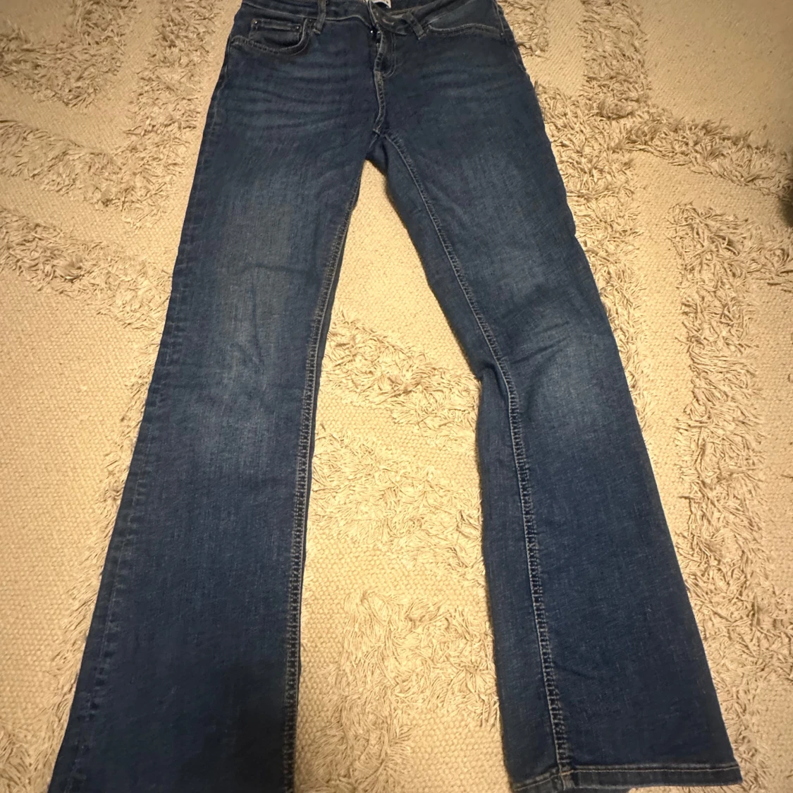 Blå bootcut jeans från Zara