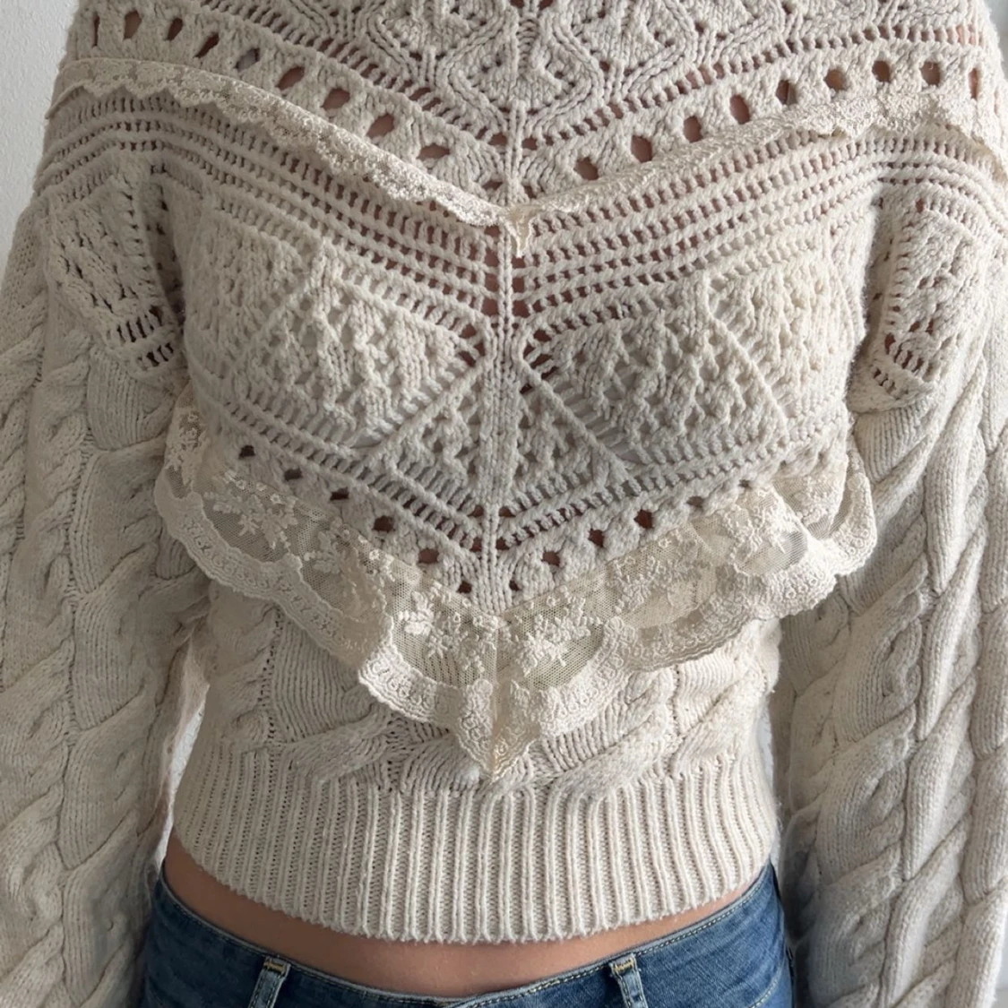 Vit stickad croppad tröja med spetsdetaljer - 1