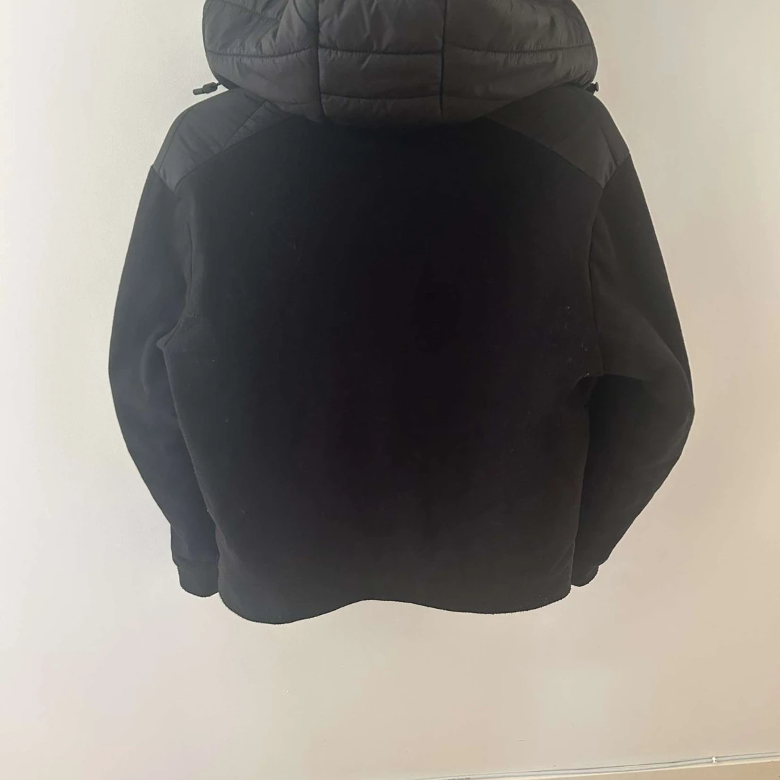 Svart quiltad jacka med huva från Lindbergh - 1