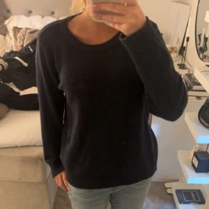 stickad tröja  - fin mörk blå stickad tröja från vila💞