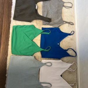 Linnen - Säljer 6 st linnen i storlekar S och XS. En ifrån SHEIN och resterande ifrån New Yorker. Säljer som packet. De är i lika olika skick men alla är okej, endast små saker ifrån användning. 