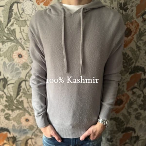 Kashmir hoodie  - Hej säljer nu denna tvär snygga Kashmir hoodien som är i storlek small och i 100% Kashmir! Skick: 8/10 inga hål eller fläckar. Kom dm för mer frågor och bilder 😇🙌