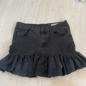 Svart jeans kjol med volang - EGENSYDD svart jeans kjol med volang. Storlek XL (passar L oxå) Ursprungligen från märket Lager157. Skriv privat ifall ni har några frågor🫶🏻                       Har fler jeanskjolar att sälja i min profil-kommer även komma ut mera(önskar du specifik storlek och färg så skriv till mig så ska jag FÖRSÖKA fixa det)💫