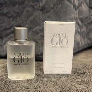 Acqua di Gio Eau de Toilette från Giorgio Armani 50ml - Fräsch och klassisk herrparfym😉 i frostad glasflaska med silverfärgad kork. Doften är lätt och akvatisk, perfekt för dig som gillar eleganta och tidlösa parfymer. Flaskan rymmer 50 ml och kommer i en stilren vit kartong. Skriv gärna vid frågor// Lorenzo&Co✍️