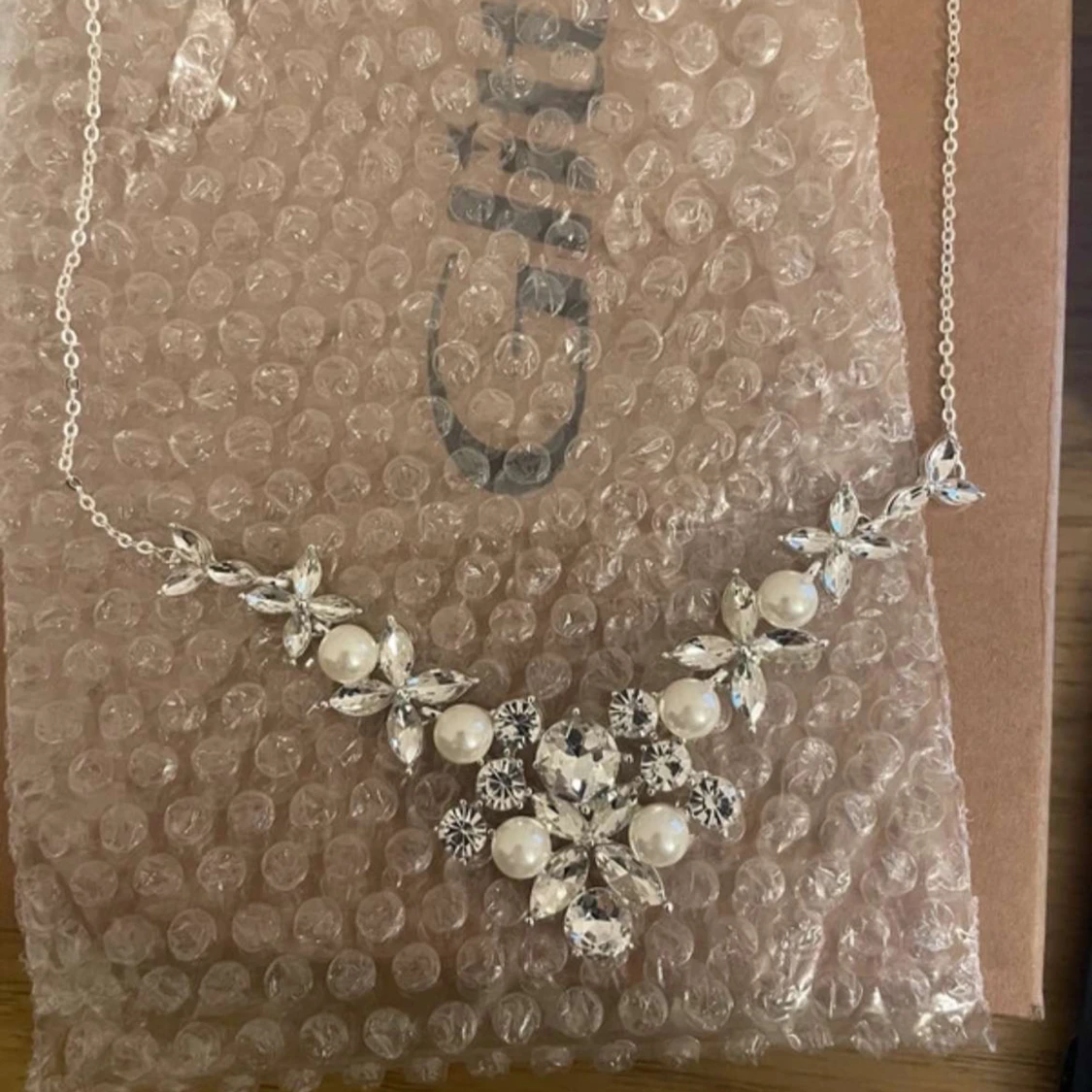 Silverfärgat halsband med pärlor, Glitter!