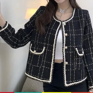 Tweed jacka med pärlknappar - Snygg svart kavaj med vitt rutmönster och dekorativa pärlknappar. Jackan har två fickor framtill och vit tvinnad kant längs kanterna. Perfekt för en trendig och chic look.