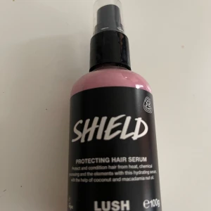 Lush shield hår Serum  - Shield Protecting Hair Serum från Lush. Serumet skyddar och vårdar håret mot värme och yttre påfrestningar. Enbart testad 1 gång. Doftar bubblegum