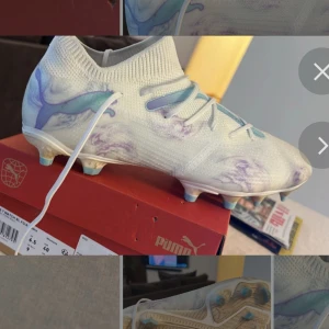 Puma Future Z Match fotbollsskor - Säljer ett par vita och ljusblå Puma Future Z Match fotbollsskor med högt skaft och snörning. Skorna har en stickad ovandel och mönstrad sula för bra grepp på planen. Perfekta för dig som vill sticka ut på fotbollsplanen! Använda en helg inomhus 
