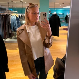 ROTATE skinnkavaj - Så snygg skinnkavaj från ROTATE i en brun färg. Köpt i höstas men aldrig använd, prislapp är kvar. Nypris var ca 3000 kr. 