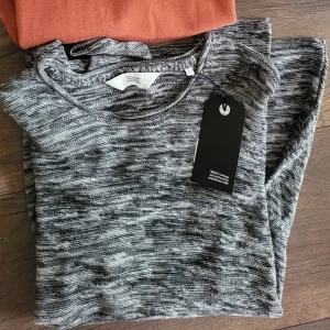 Gråmelerad långärmad tröja  - Säljer en gråmelerad långärmad tröja i storlek L. 