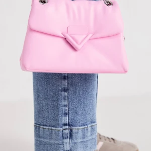 Rosa axelväska med kedja från ALDO - Säljer en ljusrosa axelväska från ALDO med silverfärgad kedja och triangeldetalj framtill. Väskan har ett lock med magnetlås och innerfack med dragkedja. Inköpt I mars och använt 1 gån, inte riktigt min typ därav säljer jag den. Inköpt för 740kr