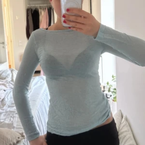 Ljusblå långärmad topp från Tezenis - Säljer en ljusblå långärmad topp från Tezenis. Modellen är tight och har en enkel, stilren design med rund halsringning. Perfekt att styla till olika outfits och superbekväm tack vare det mjuka bomullsmaterialet.