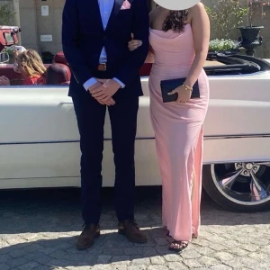 Balklänning - Hej säljer nu min jättefina balklänning från House of cb. Använd endast en gång och är i samma skick som när den köptes. Klänningen är även kemtvättad.   Det är en axel lös balklänning i ljusrosa med en slits på ena benet. Klänningen har även en inbyggd skena i överdelen så klänningen håller uppe och ger en fin korsett form. Storlek M  Klänningen är köpt i London, säljer den för 3000. Låda finns kvar! 