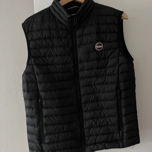 Svart dunväst från Colmar - Säljer en svart dunväst från Colmar. Bra skick, storlek 50 