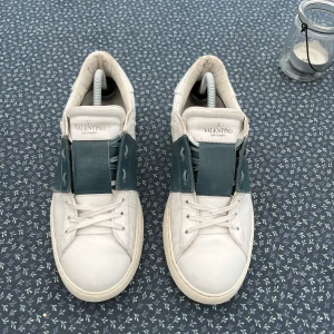 Valentino open skor  - Stiliga valentino open skor i fint skick! Finns tecken på användning, storlek 42,5 passar 43 med. Pris 1999kr, mvh 