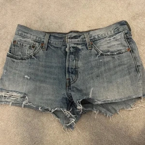 Lågmidjade jeansshorts från levi’s - Lågmidjade snygga jeansshorts från Levi’s som inte kommer till användning 💗 de är i jättefint skick, nypris ungefär 600 SEK