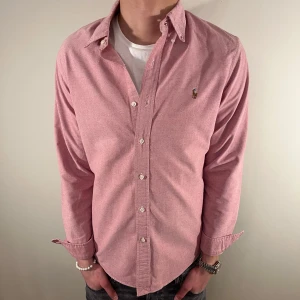 Ljuslila Ralph Lauren skjorta - Nu säljer vi ännu en fet polo skjorta som passar till alla tillställningar! Du ska kunna uttrycka stil utan att det kostar för mycket!🕺🍾💼🤩  Storlek👔: M Nypris💰: ca 1499 kr