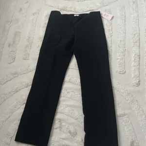Svarta kostymbyxor från Nelly - Snygga svarta kostymbyxor från Nelly med rak passform. Aldrig använda och är låg midjade