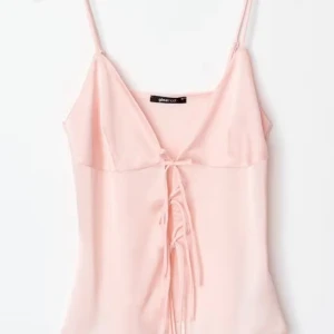 Topp knyt från Gina Tricot - Säljer en ljusrosa sommar topp från Gina Tricot. Använd en gång och säljer då den är för liten. Köpt för 360kr😊☺️