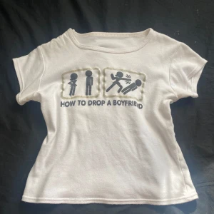 Vit croppad t-shirt med tryck - As fett tröja perfekt om din kille precis gjort slut wla o du vill ha hot girl summer 😛😛You go girl skriv gärna om ni undrar någoting