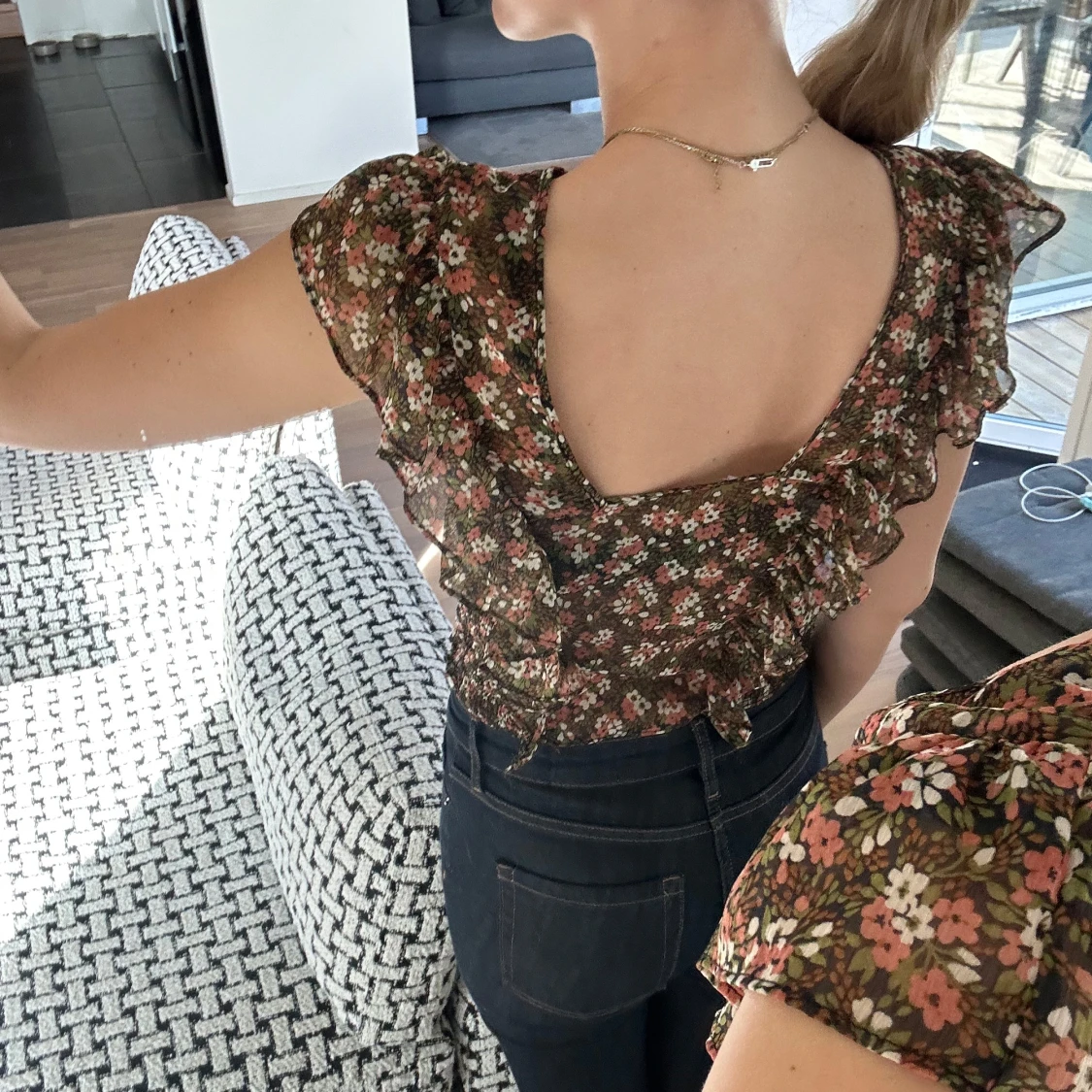 Blommig volangblus med spetsdetaljer - 3