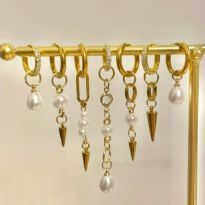 Örhängen  - Laika🩷🩷🩷🩷egengjorda örhängen gjorda med kärlek, i rostfritt stål. Säljs parvis men går att kombinera två olika örhängen i ett par.  Örhängen 119 kr/par Örhängen glitter 129 kr/par Vid egna önskemål eller kombination av både glitter och utan är det bara att fråga