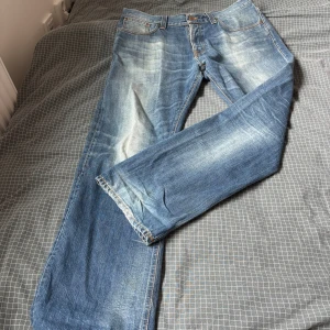 Nudie Jeans - asfeta nudie jeans i storlek W34 L32, står dock 36 på lappen men passar mer som 34, kan förse cm mått om ni vill. Bra skick och bra material. Tveka inte o skriva om ni har några frågor eller funderingar