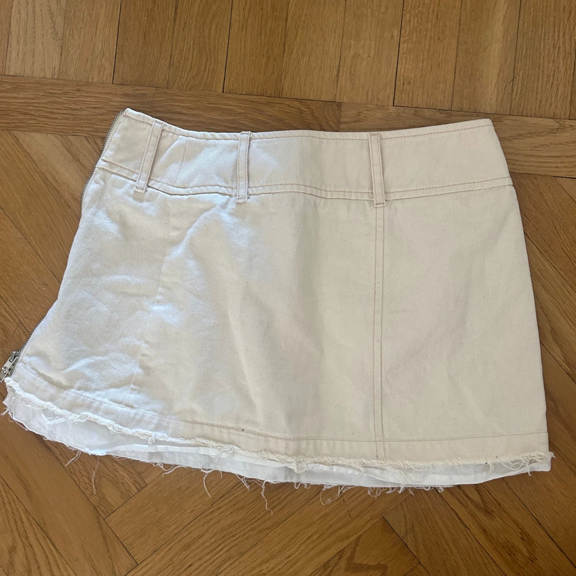 Vit kortkjol med rå kant - 1