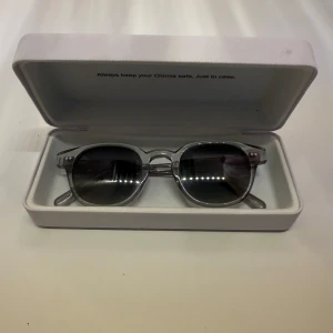 Grå transparenta solglasögon från CHIMI - Snygga solglasögon från CHIMI med transparent grå båge och mörka runda glas. Kommer i originalfodral. Modell 01. Köpta förra året, använts väldigt få gånger.