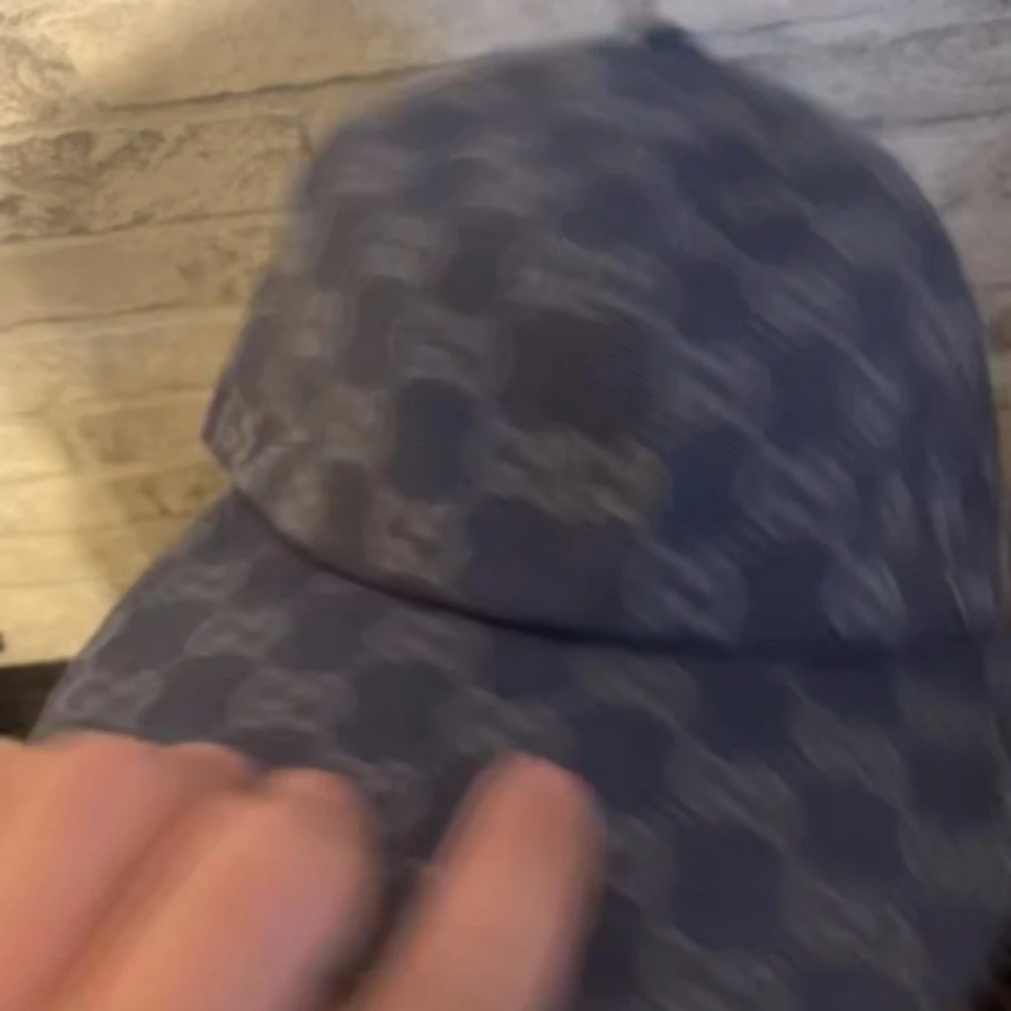 Blå keps med monogram