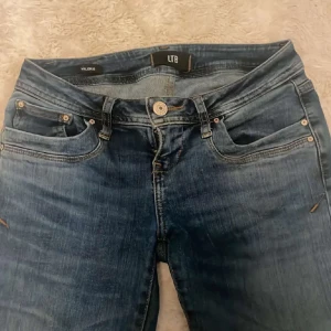 Blå jeansbyxor från LTB - Säljer ett par snygga blå jeans från LTB, säljer på grund att dom kommer inte till användning så dom har inga defekter. Innebenslängden är 76 cm och midjan är 83 cm💗