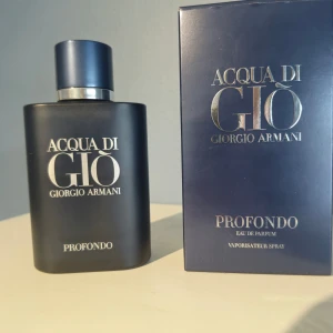Acqua di Gio Profondo  - Säljer en Acqua di Giò Profondo från Giorgio Armani. Ursprungsstorleken var 70ml,så jag skulle uppskatta att 40ml återstår. Skriv vid frågor. 